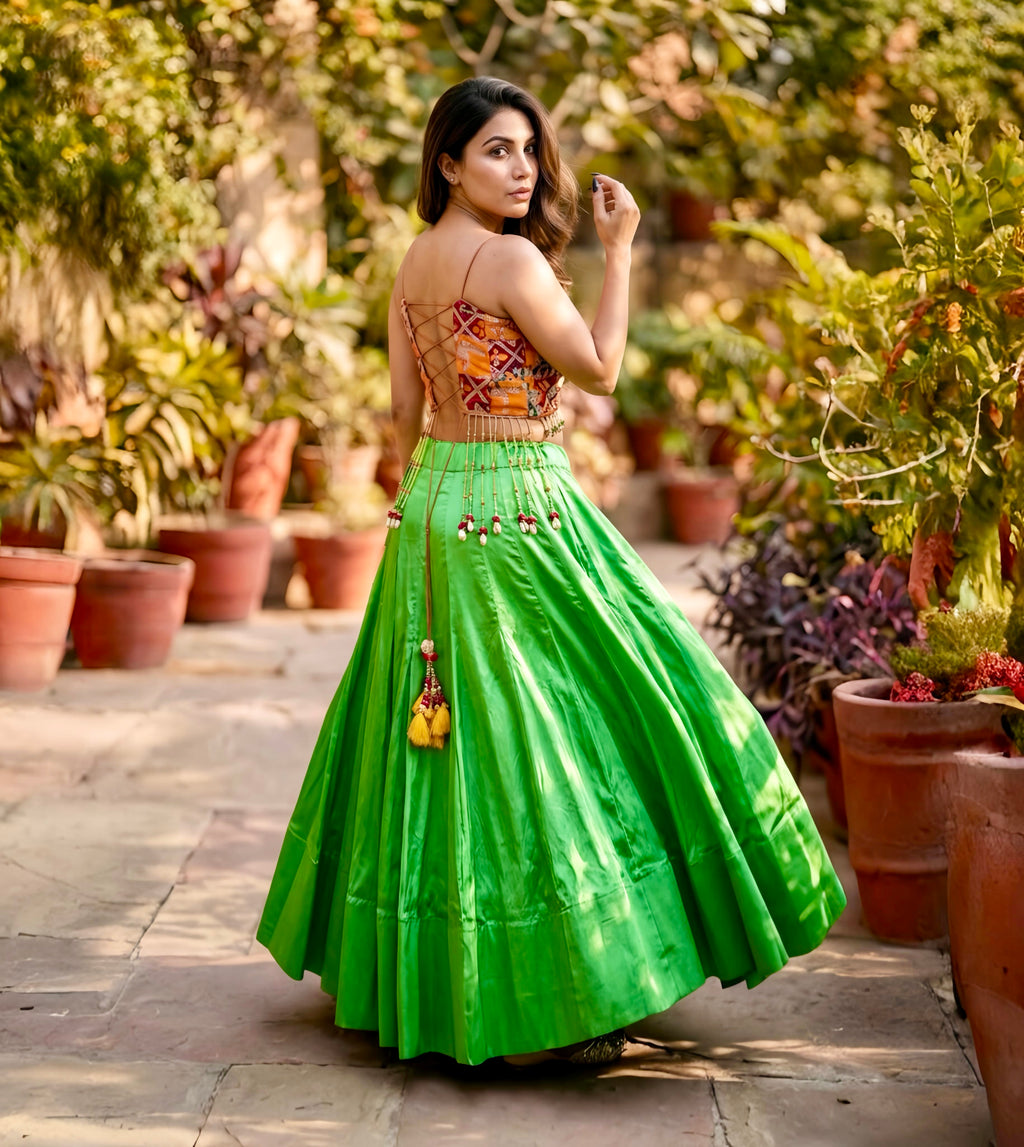 2 Piece Set Contrasted By Tassels